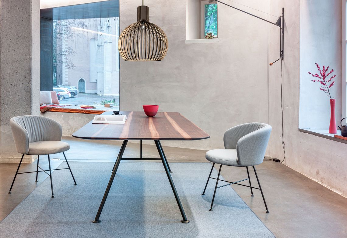 Esstisch Massivholz Nussbaum mit schwarzem Gestell im Wohnzimmer