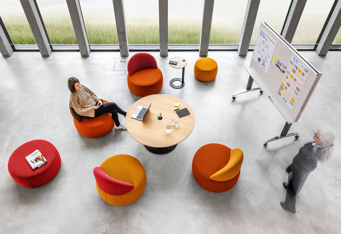Informelle Meetings mit den Poufhocker und Pouf, Tala Low Beistelltisch und dem Alteo Whiteboard