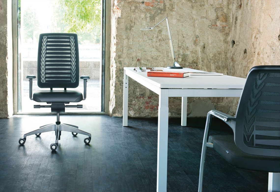 Schreibtischstuhl Reflex im Homeoffice mit Freischwinger