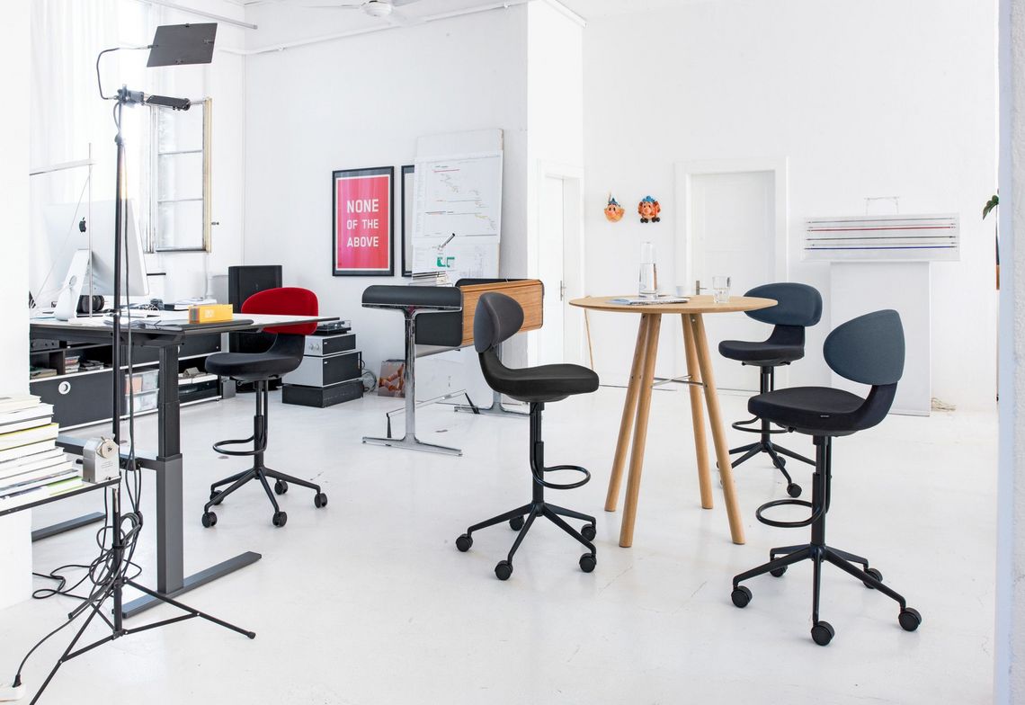 Bürostuhl Simplex 3D in der Ausführung High Stool an Hochtischen