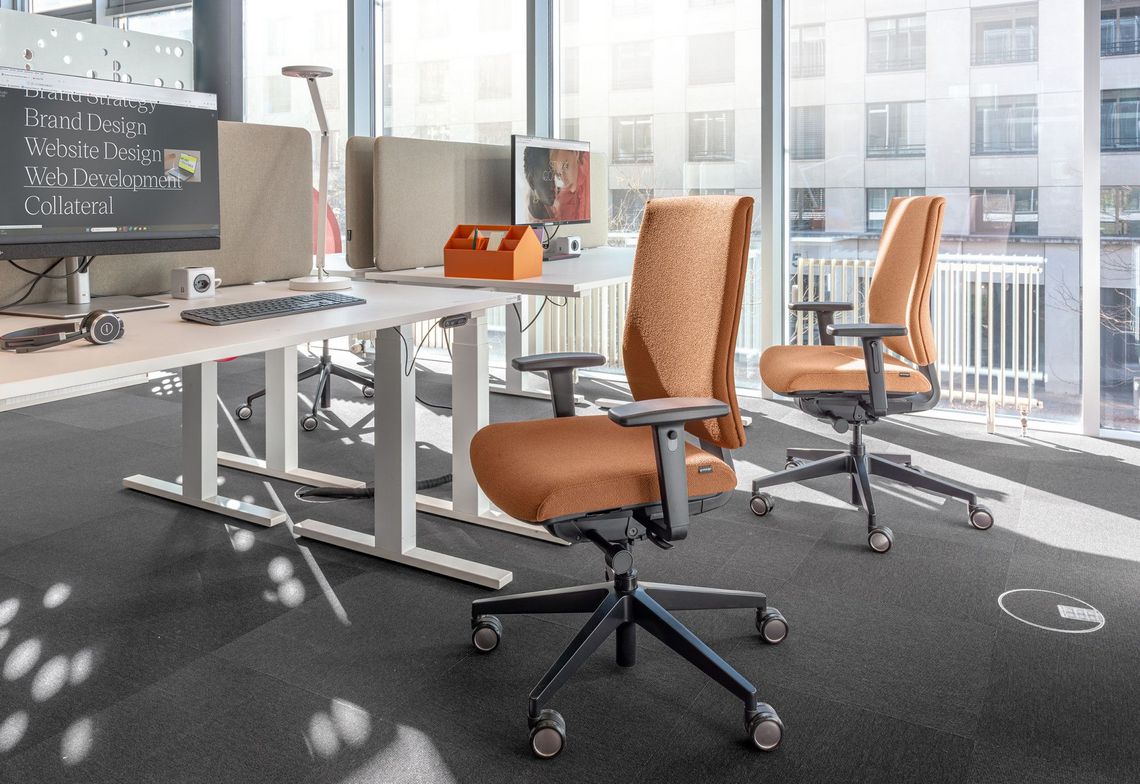 Bürostuhl Kyra 3D an Arbeitsplätzen im Büro