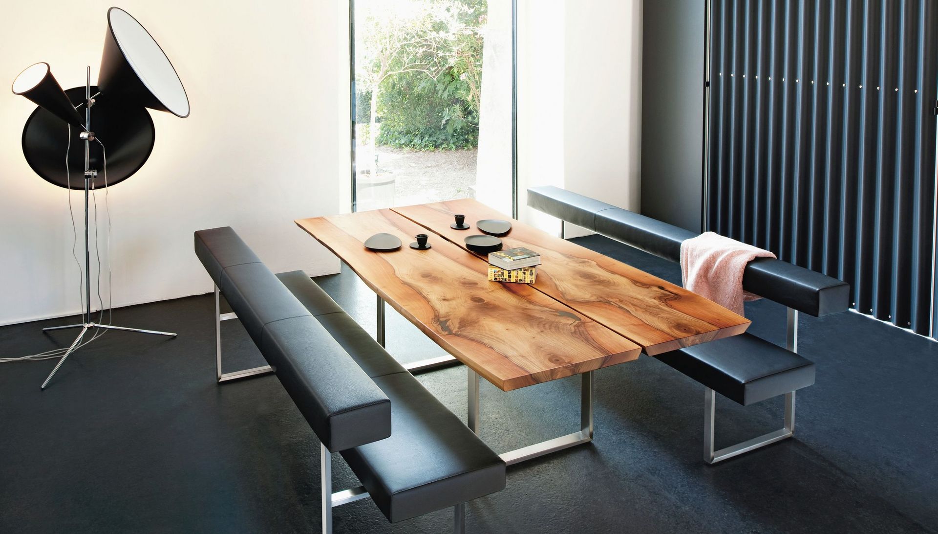Permesso Sitzbank Esszimer mit Flachstahlgestell, mit schwarzem Leder gepolstert, mit Authentic Massivholztisch  