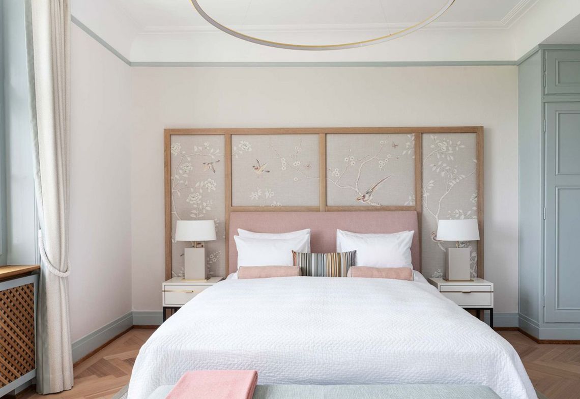 Chambre à coucher avec cadre de tête de lit en chêne massif et textiles peints à la main