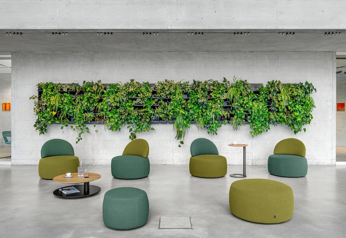 Loungemöbel Poufs in verschiedenen Grössen und unterschiedlichen Grüntönen, Tala Low Beistelltisch und Tala Lounge Beistelltisch