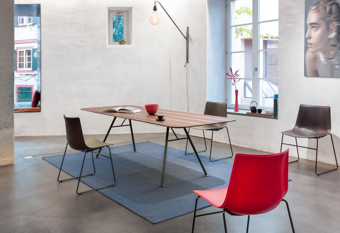 Besprechungstisch Massviholz rechteckig, mit Kufenstühlen im Wohnzimmer 