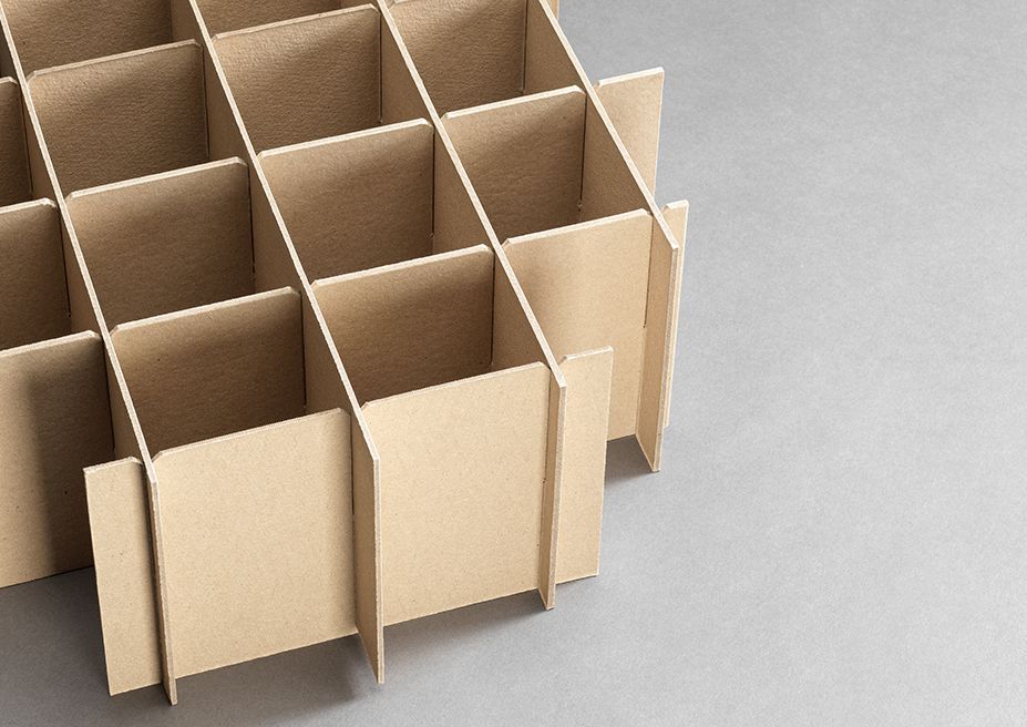 Polsterunterkonstruktion bestehend aus Graukarton, der zu 100 % aus recyceltem Altpapier hergestellt wurde