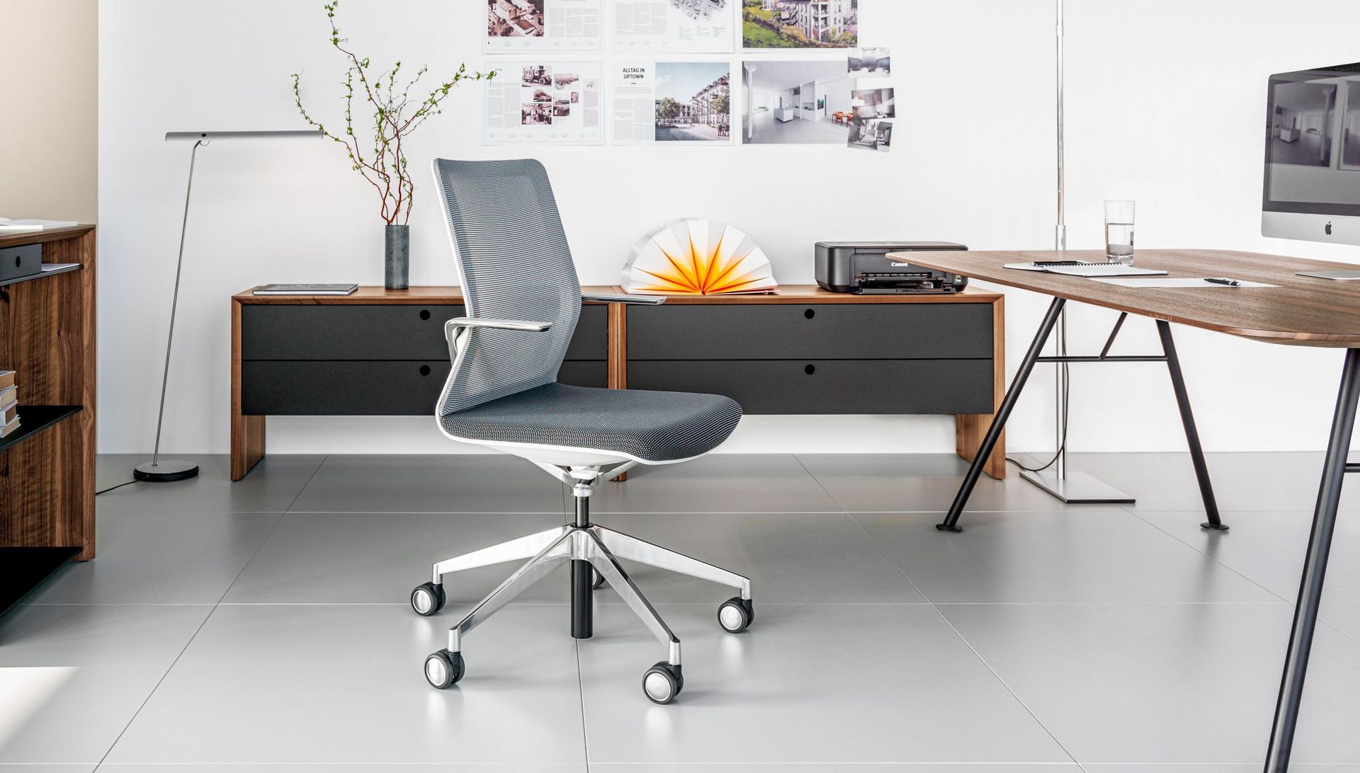 La Punt Sideobard und Highboard mit Akio Steel Besprechungstisch und Linq Schreibtischstuhl