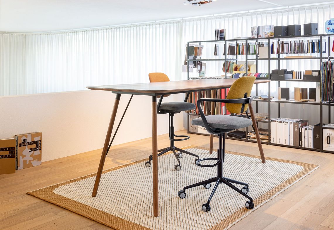 High Stool Bürostuhl Ategra mit Fussring im Büro