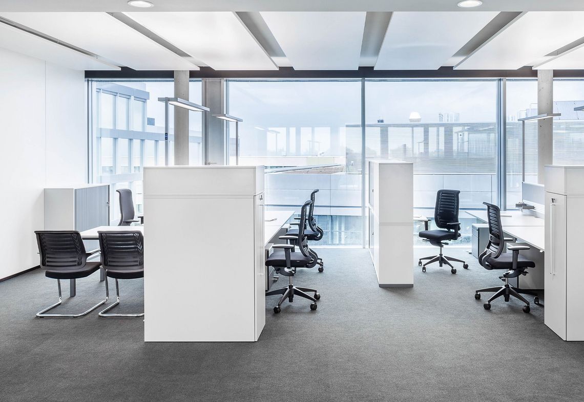 Schreibtischstuhl Reflex und Freischwinger Connexion im Bürokomplex am Arbeitsplatz