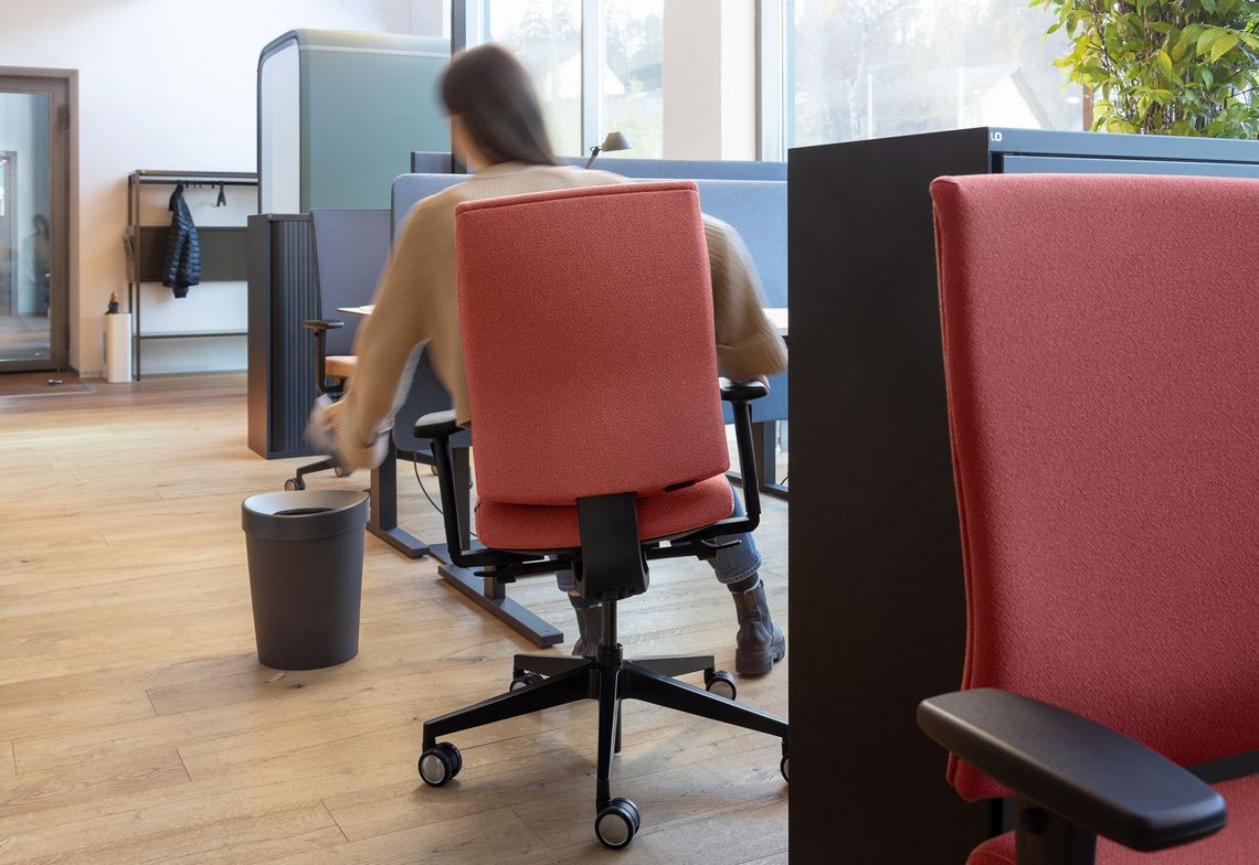 Bürostuhl Kyra 3D folgt auch seitlichen Bewegungen