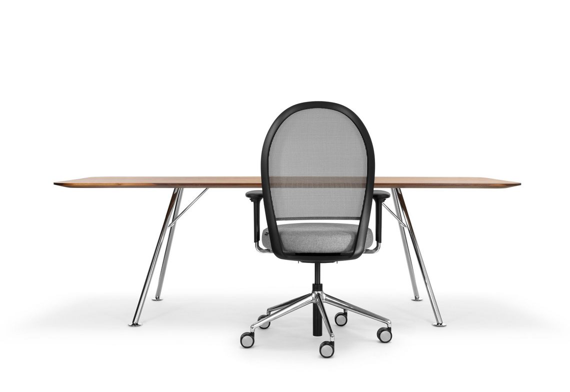 Marva Net Schreibtischstuhl mit Akio Steel Schreibtisch Massivholz 