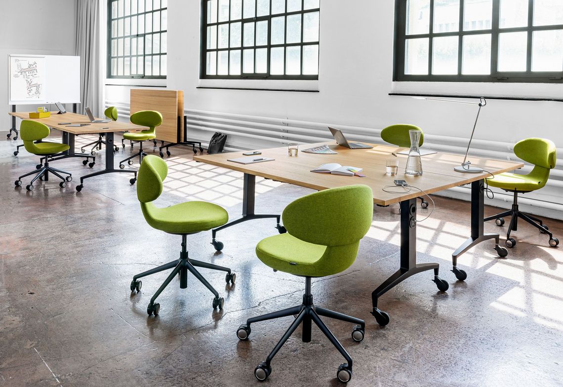 Bürostuhl Simplex 3D am Klapptisch Alteo
