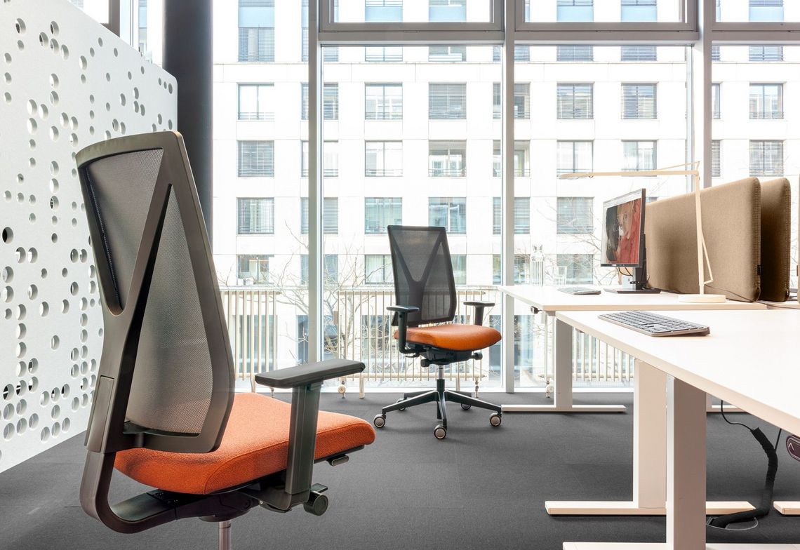 Bürostuhl Yanos 3D an Arbeitsplätzen