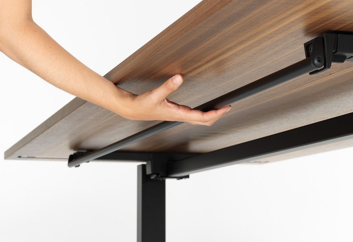Une personne replie la table