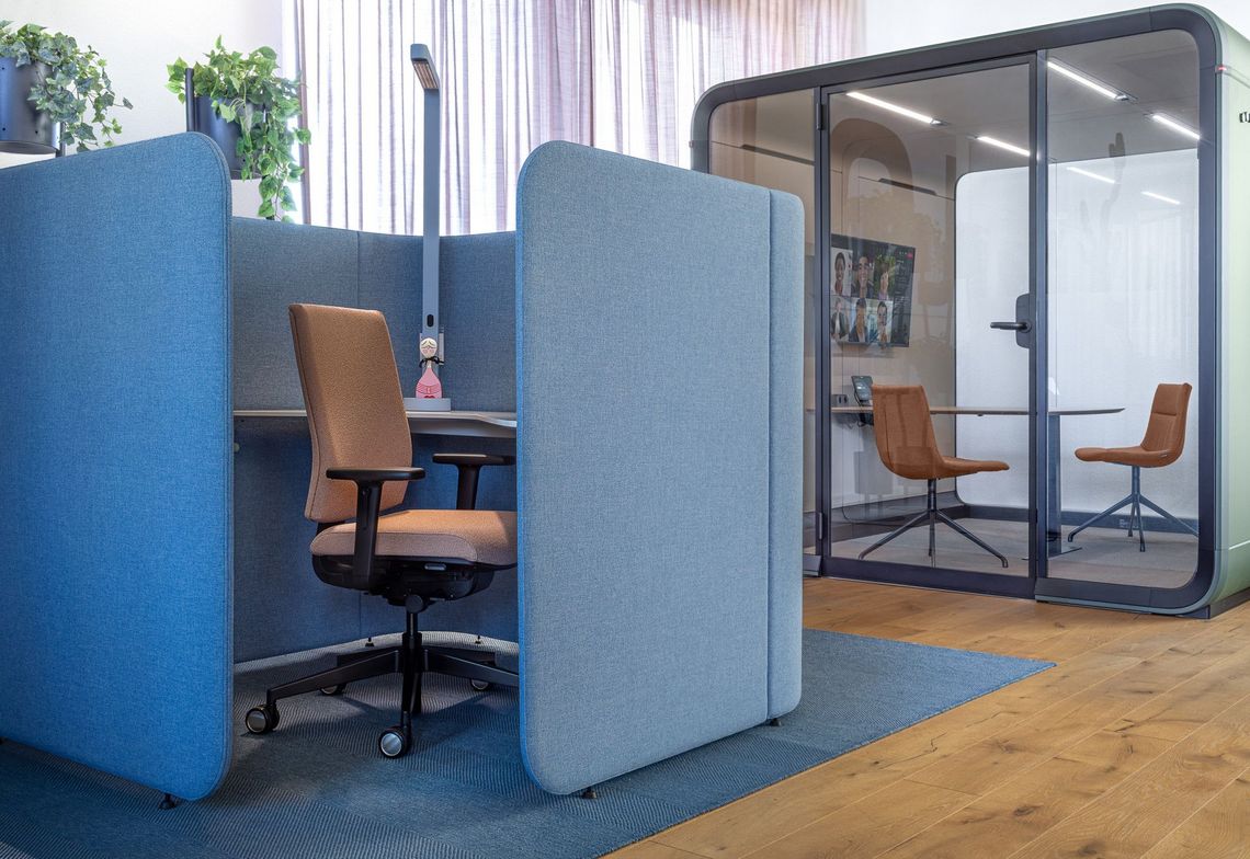 Bürostuhl Kyra 3D am Arbeitsplatz in einer Koje