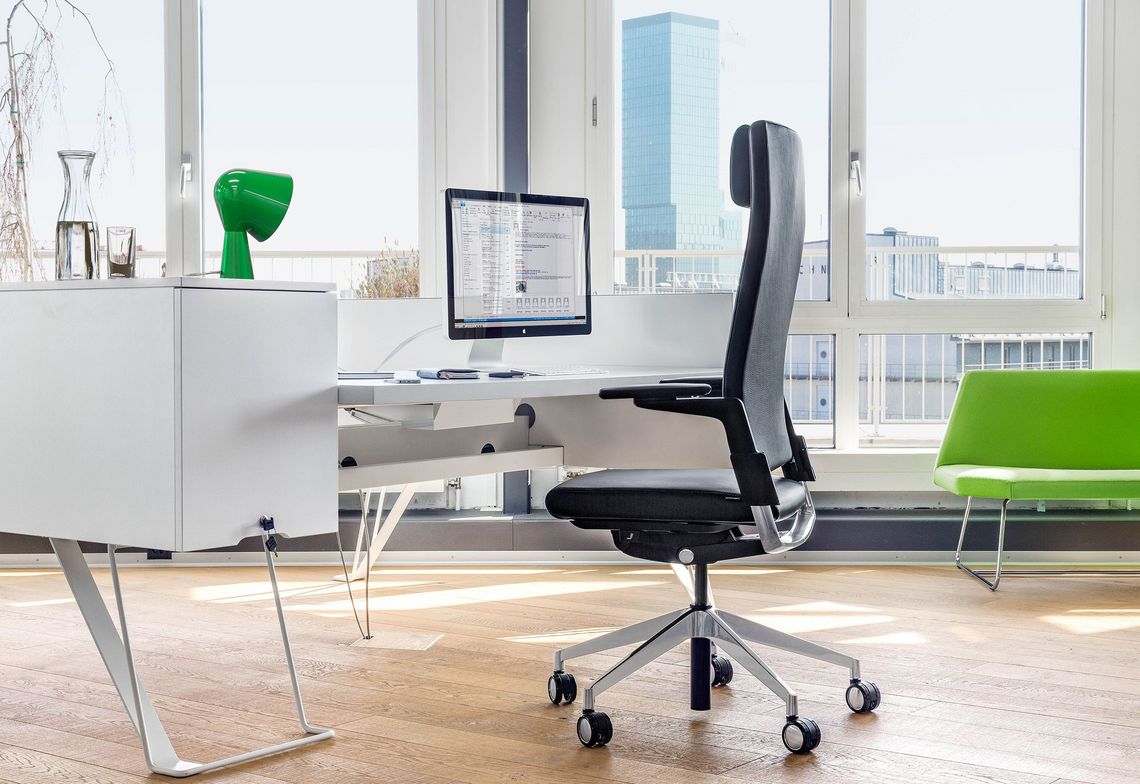 Bürostuhl Camiro in Leder mit Kopfstütze am Arbeitsplatz