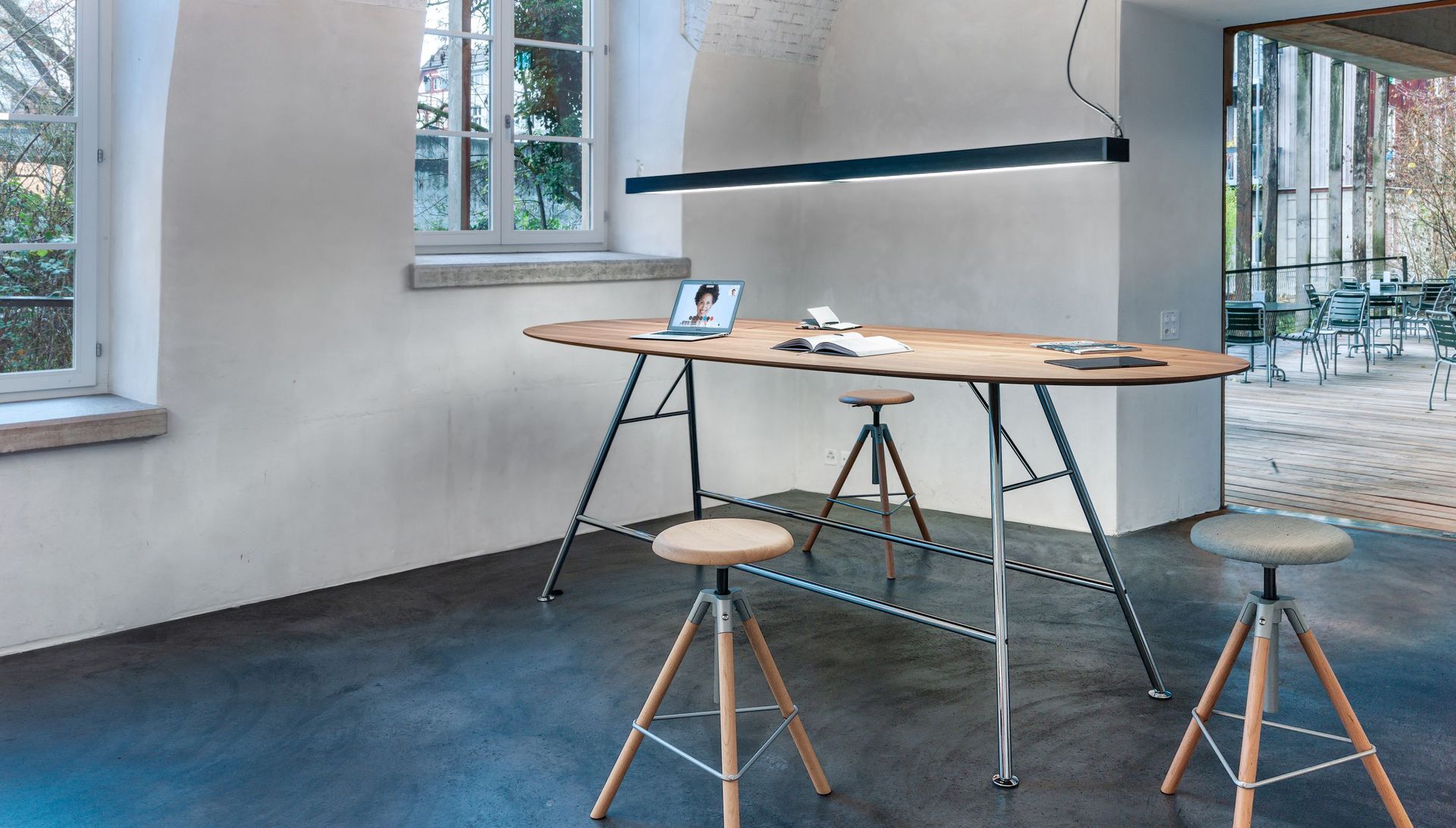 Akio Steel hoch mit Atelierhocker Modell 112