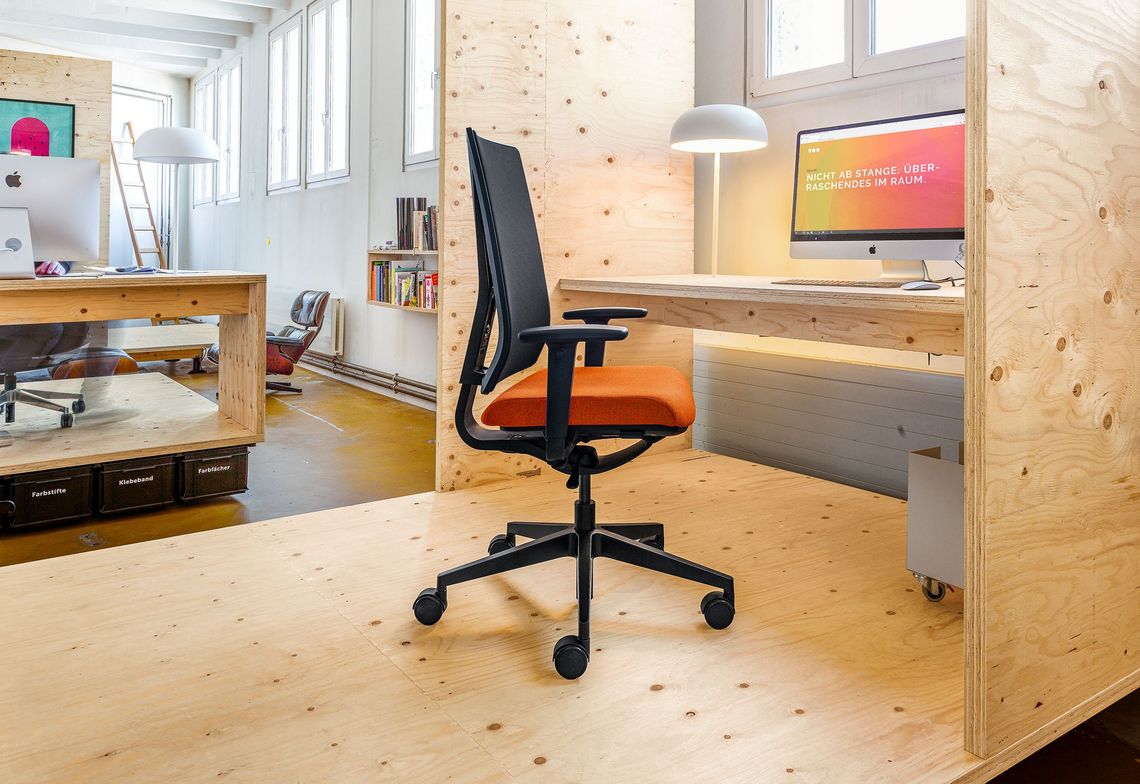 Fauteuil pivotant au bureau