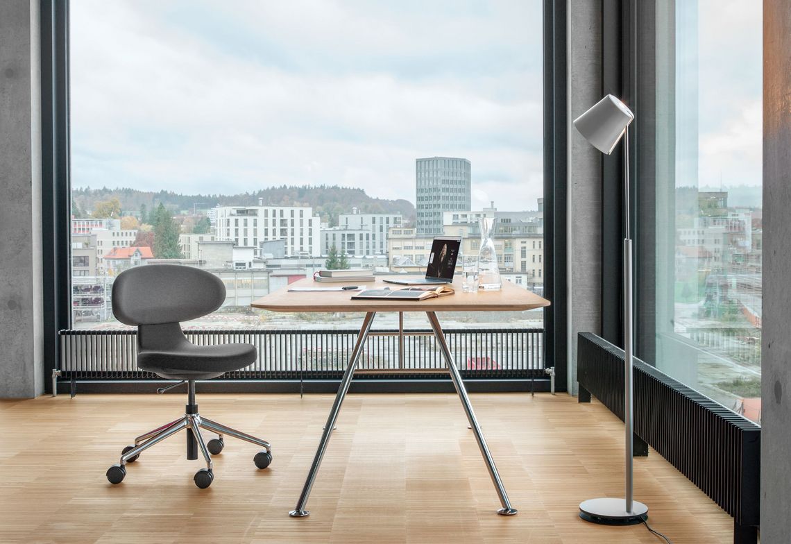 Arbeitstisch rechteckig Massivholz Eiche mit Simplex Schreibtischstuhl im Büro