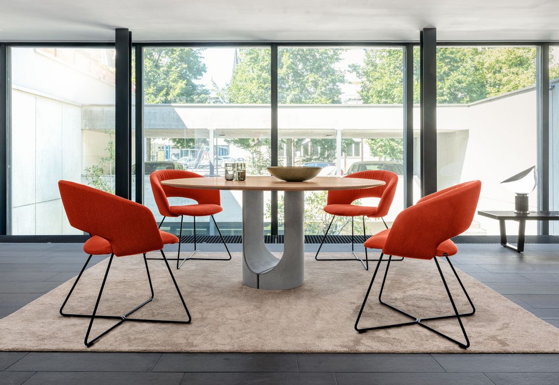 Calina stoel met zwart doorlopend frame en oranje comfortuitvoering