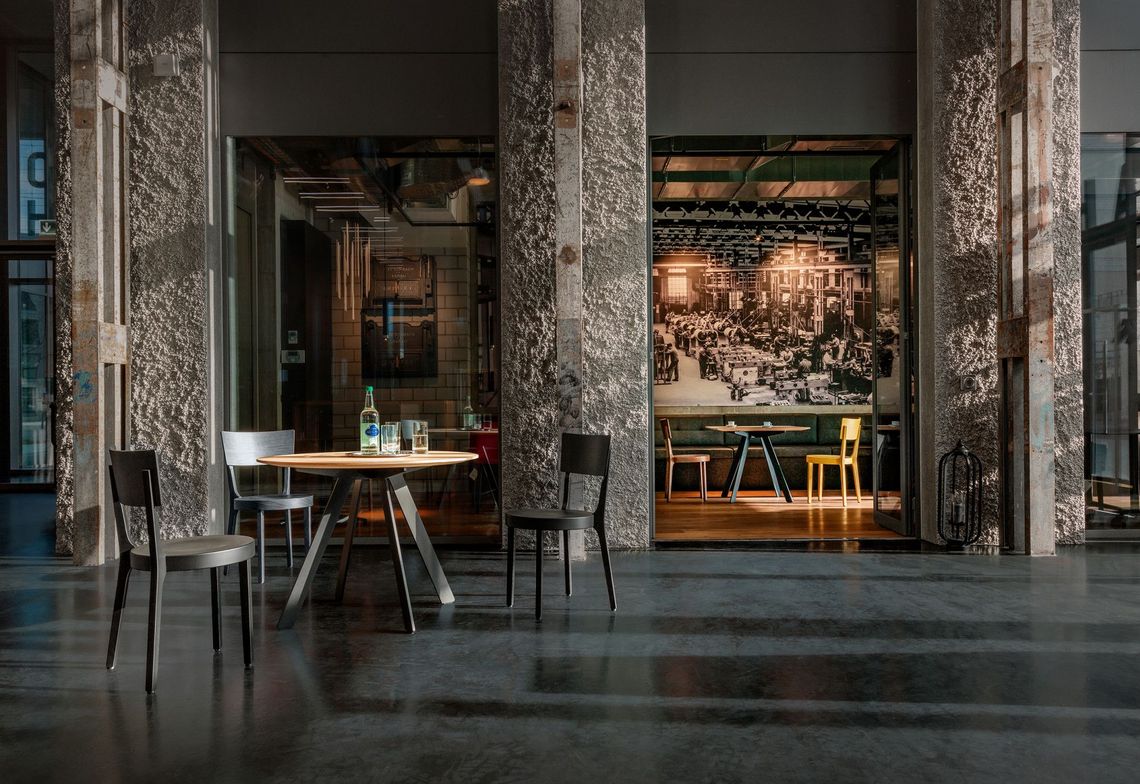 Bistrostuhl aus Holz, am Tisch Barra round