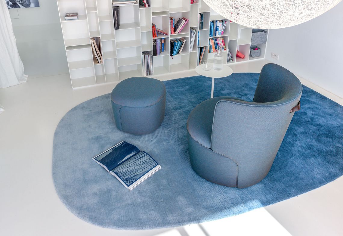Sessel und Sitzpouf Cina im Zuhause