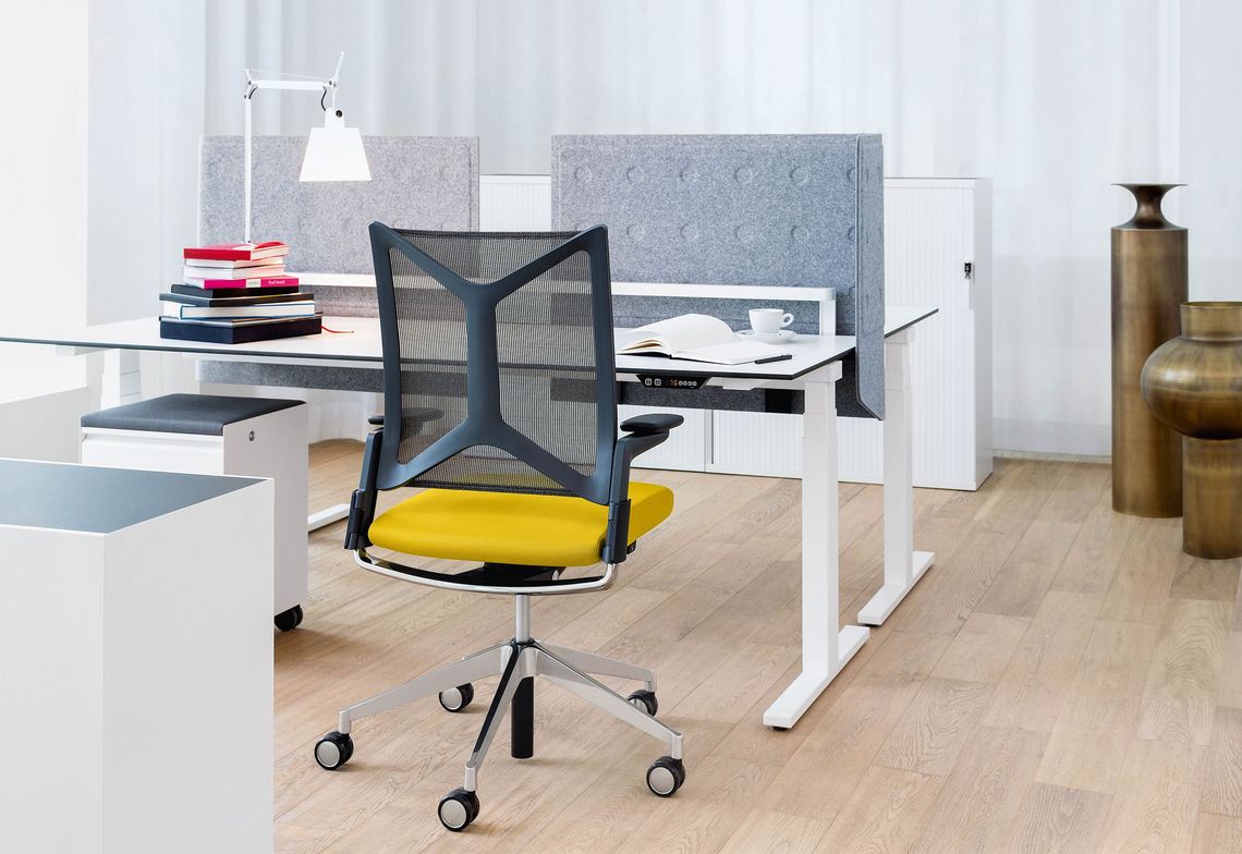 Bürostuhl Camiro mit Netzrücken am Schreibtisch