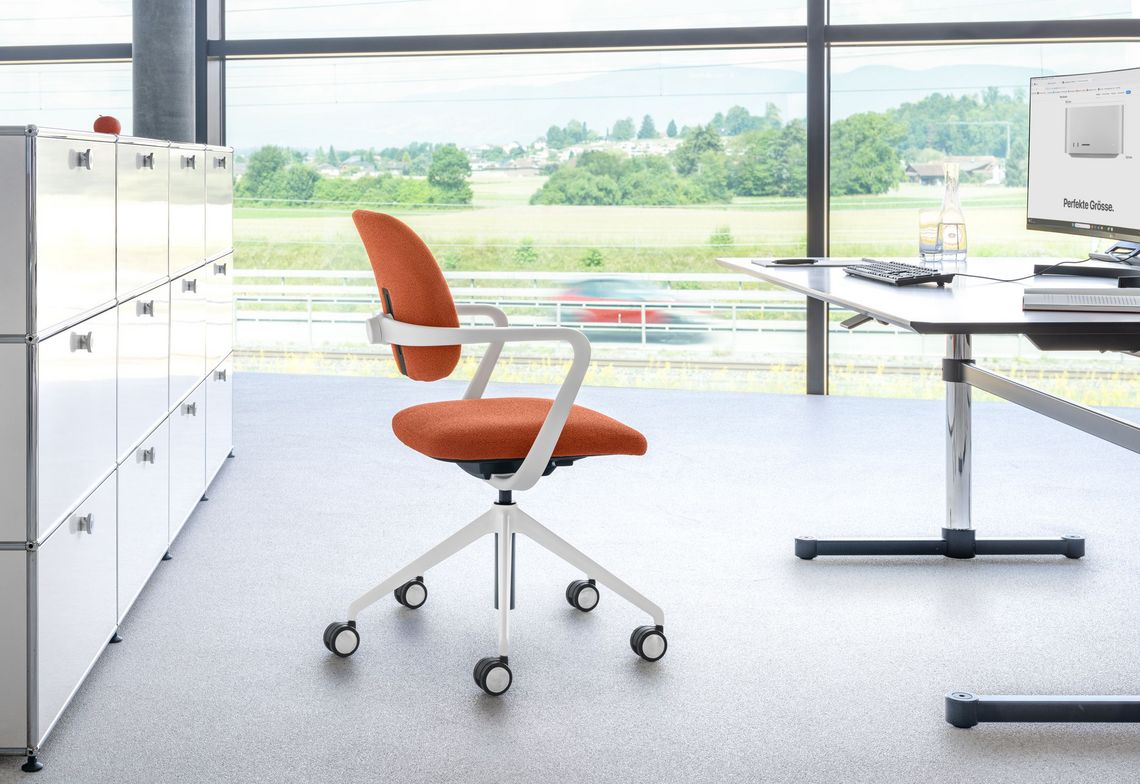 Schreibtischstuhl Ategra am Schreibtisch im Büro