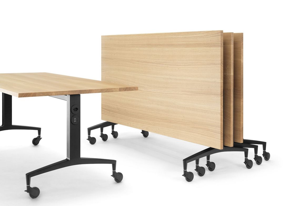 Tables pliantes rangées et repliées