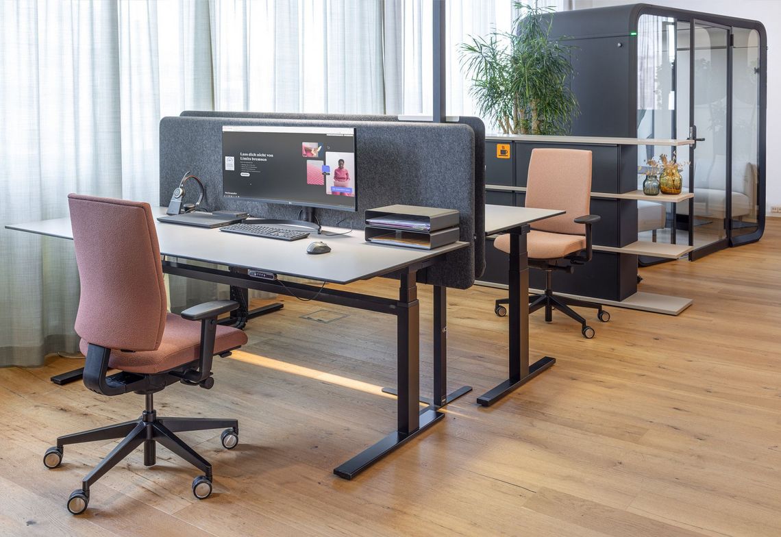 Bürostuhl Kyra 3D an Arbeitsplätzen im Büro