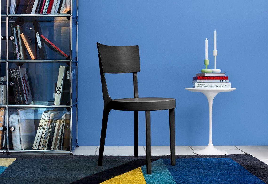 Gelb gebeizter Holzstuhl im Wohnzimmer