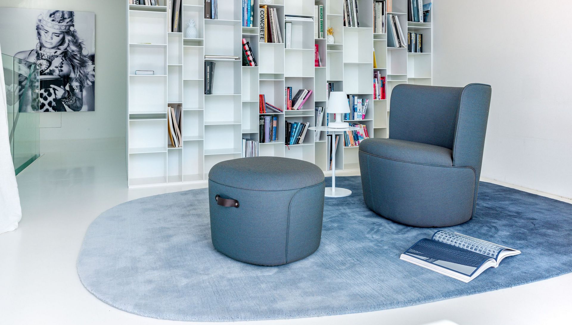 Cina Sessel und Pouf blau gepolstert, im Wohnzimmer 