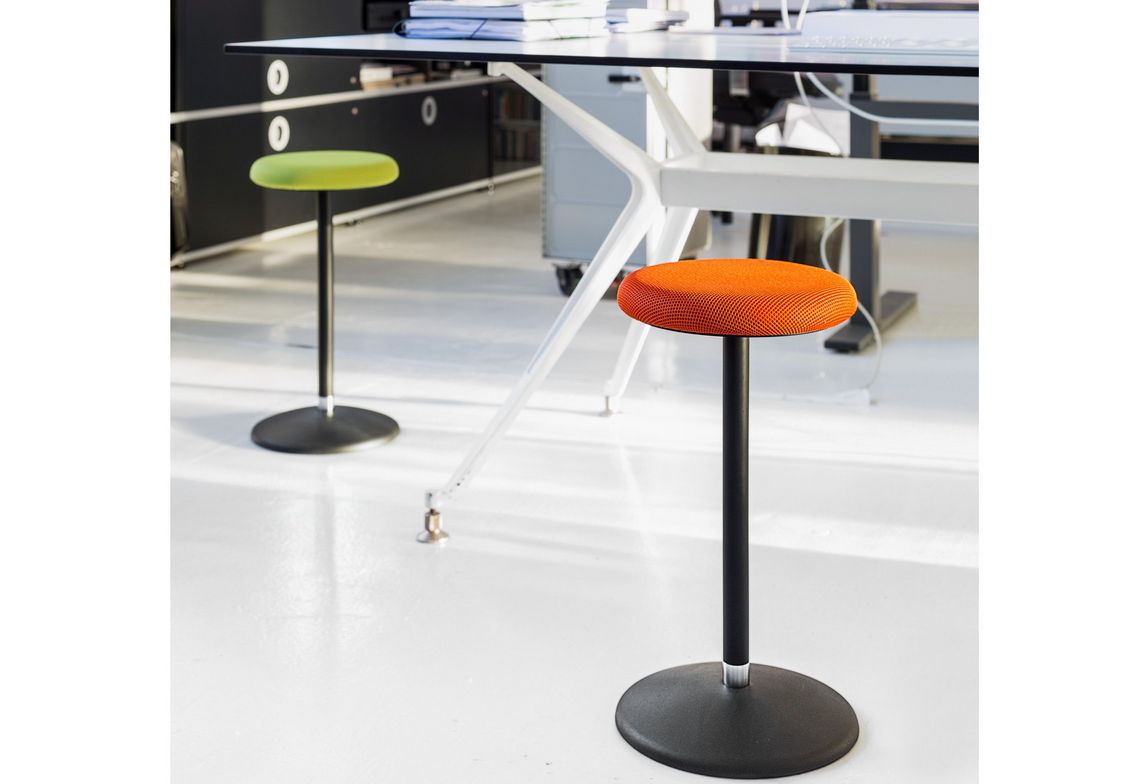 Hocker und Stehsitz mit orangem und grünen Sitzpolster