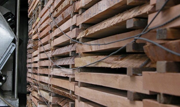 Ons massieve hout gestapelde houten planken