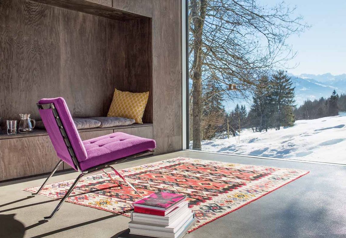 Sessel mit violettem Stoff gepolstert, Zuhause mit herrlicher Aussicht in den Schnee