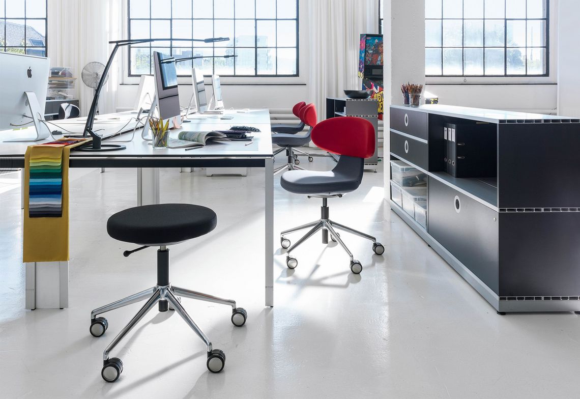 Schreibtischstuhl und Hocker Simplex 3D im Coworking 