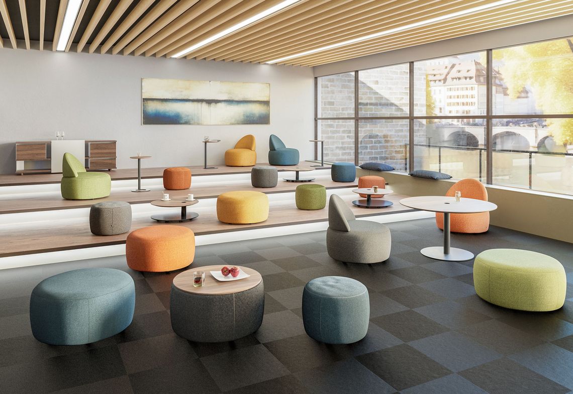 Sitzgruppe Büro, Poufs in verschiedenen Farben gepolstert, mit Tala Lounge Beistelltischen