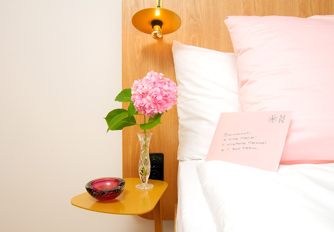 Hotel Villa Maria Nachttisch am Bett