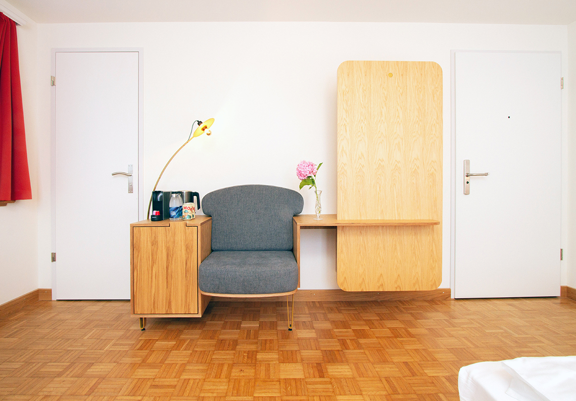 Hotel Villa Maria Garderobe mit Minibar und Sitzgelegenheit