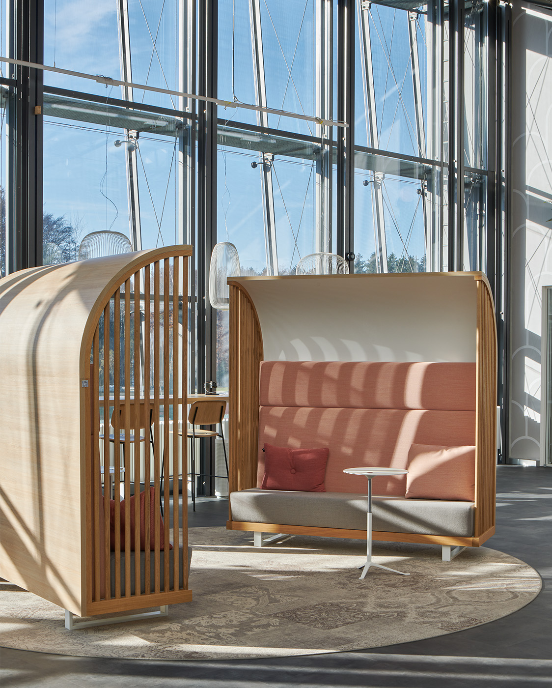 éléments d'assise en bois massif avec coussins