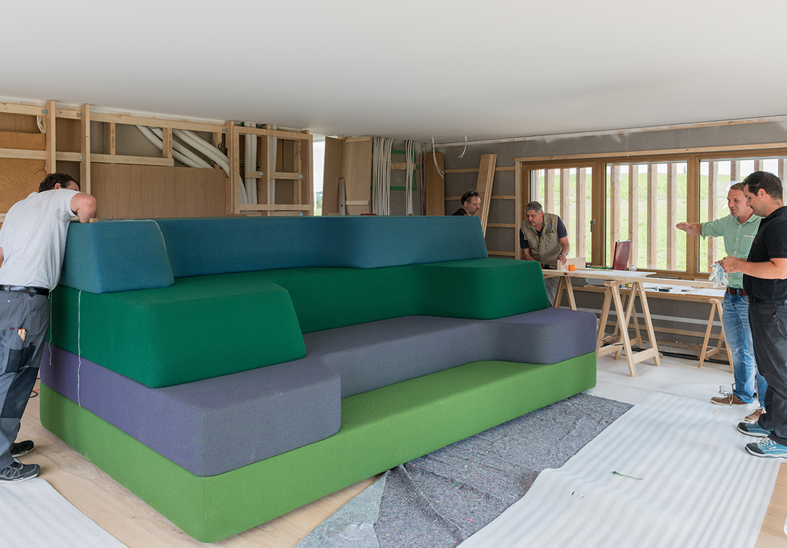 Customized Furniture Projekt Baufritz, Erkheim, Deutschland: Drehbare Medienkoje im Aufbau