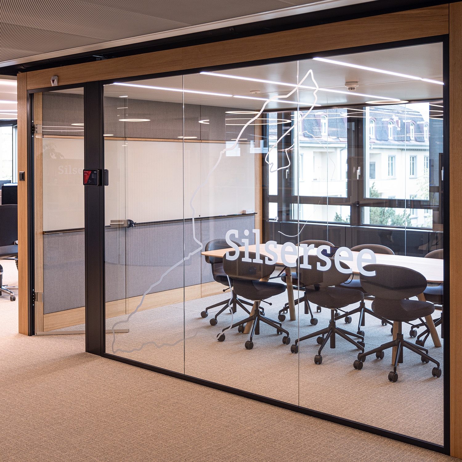 Graubündner Kantonalbank Cabine de réunion avec table Akio et siège pivotant Simplex 3D