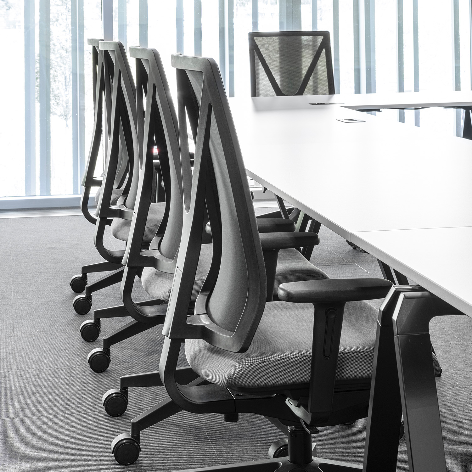 Chaise pivotante Yanos dans la salle de conférence